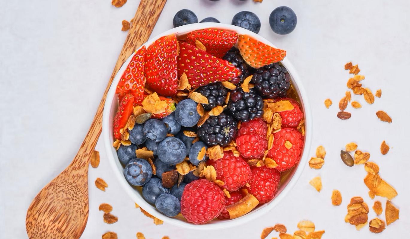Избавят от лишних кило: какие четыре ягоды нужно есть за завтраком 