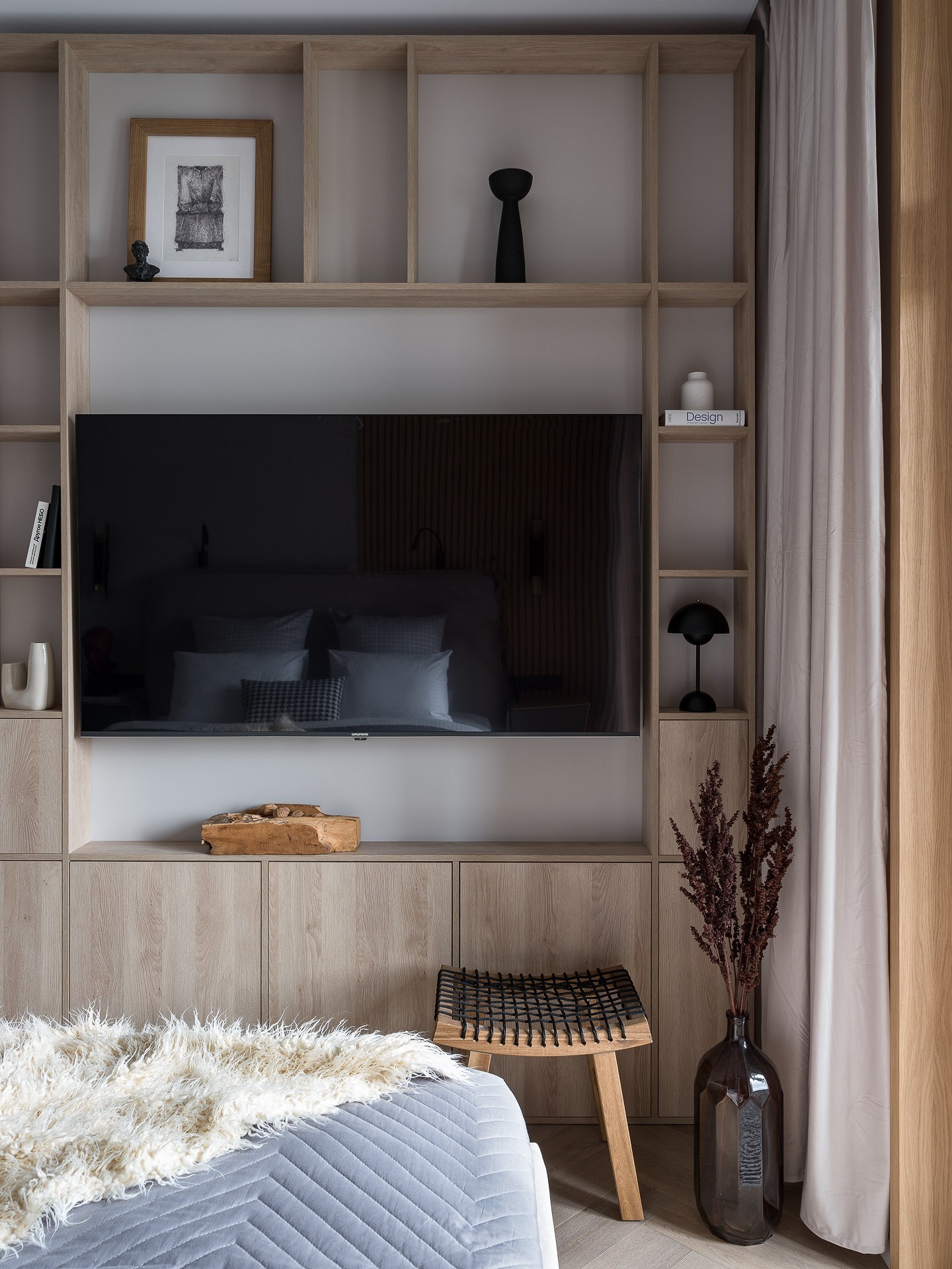 Как повесить телевизор в спальне? 7 стильных примеров от дизайнеров7