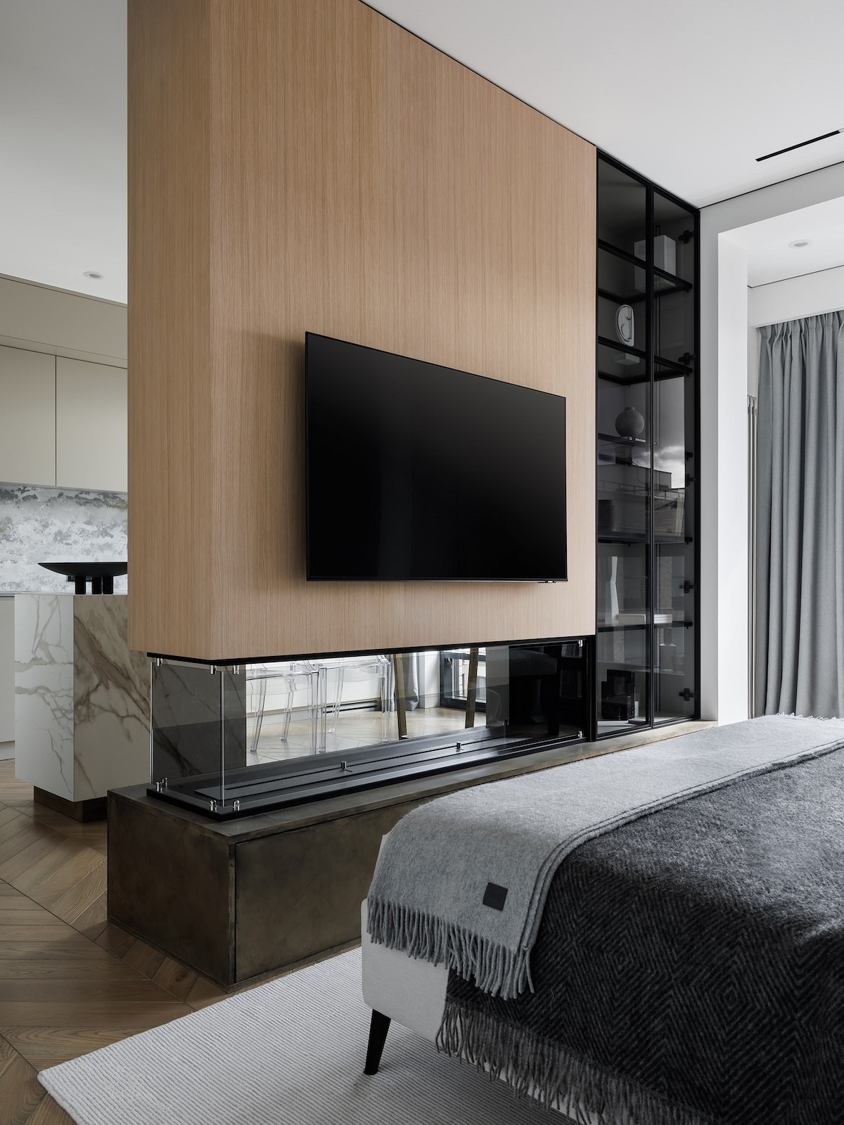 Как повесить телевизор в спальне? 7 стильных примеров от дизайнеров5