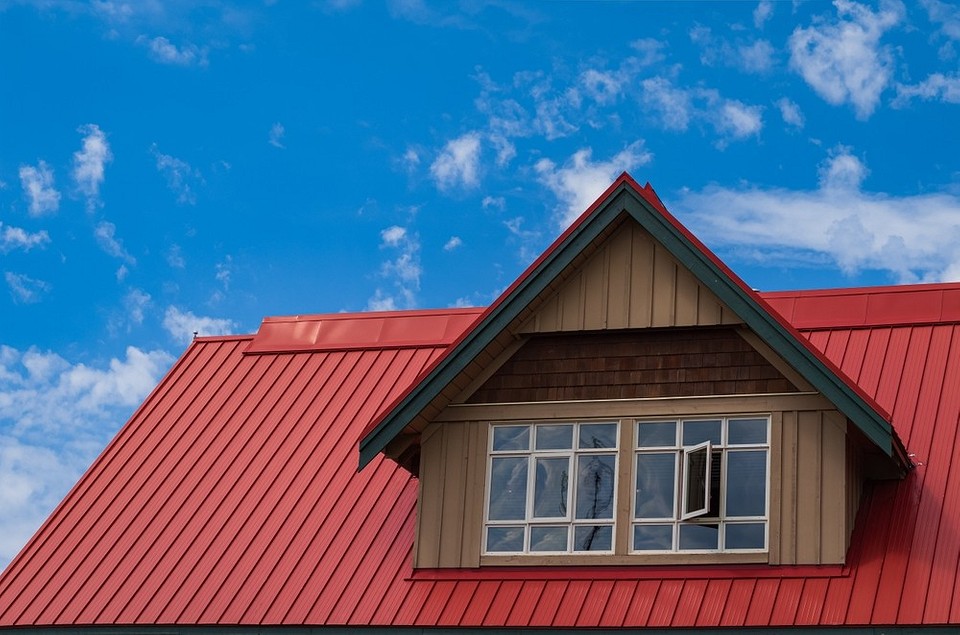 Какой профнастил выбрать для крыши дома: виды, характеристики и рекомендации по выбору2