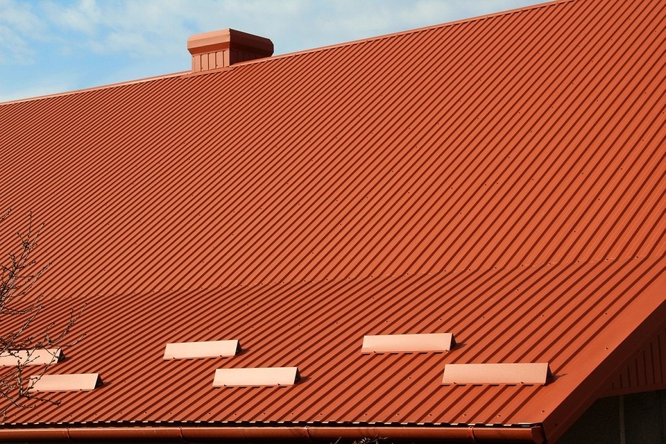Какой профнастил выбрать для крыши дома: виды, характеристики и рекомендации по выбору6