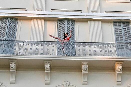Кэти Перри надела бикини и подняла ногу перед камерой на балконе отеля