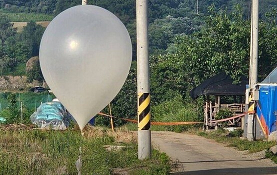 КНДР вновь запустила воздушные шары с мусором и навозом в сторону Сеула