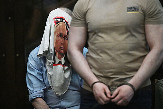 Шишкан заслушал приговор в футболке с Путиным на голове