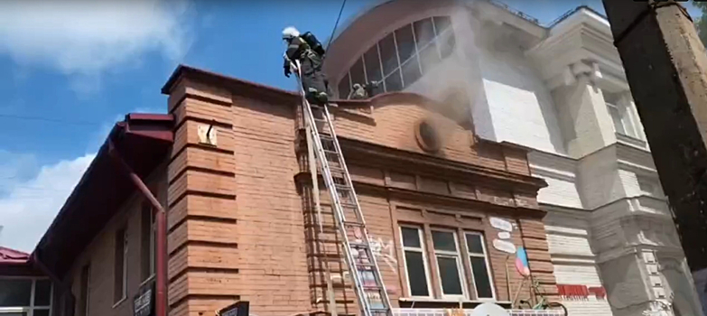 Крыша административного здания загорелась в Перми
