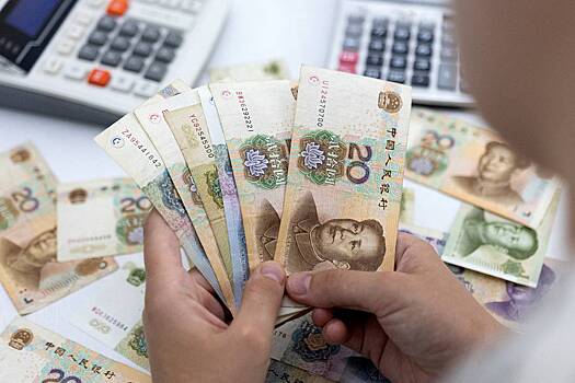 Курс юаня упал ниже 12 рублей