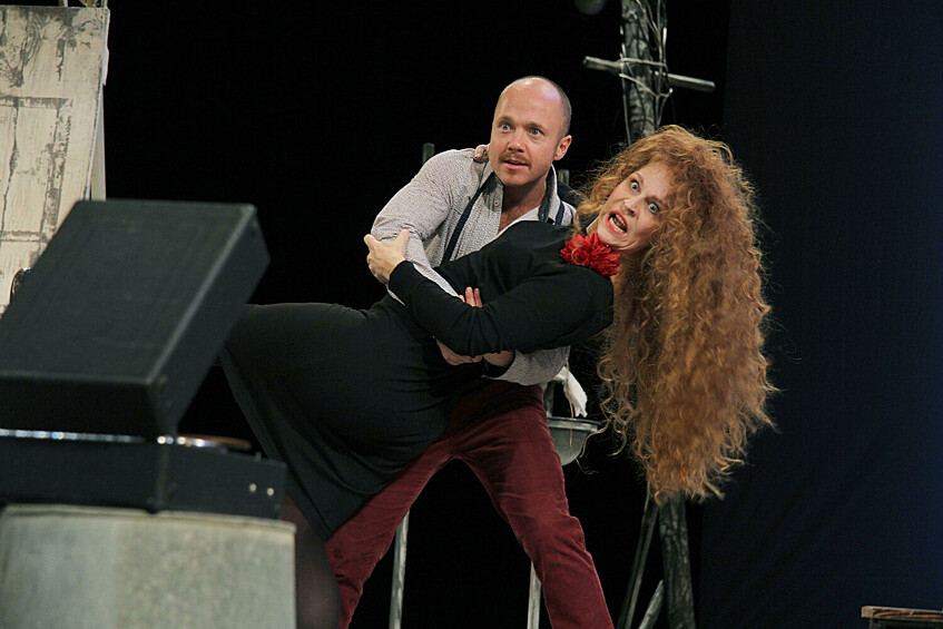Агриппина Стеклова и Евгений Стычкин в сцене из спектакля «Валентинов день» в Другом театре, 2012 год