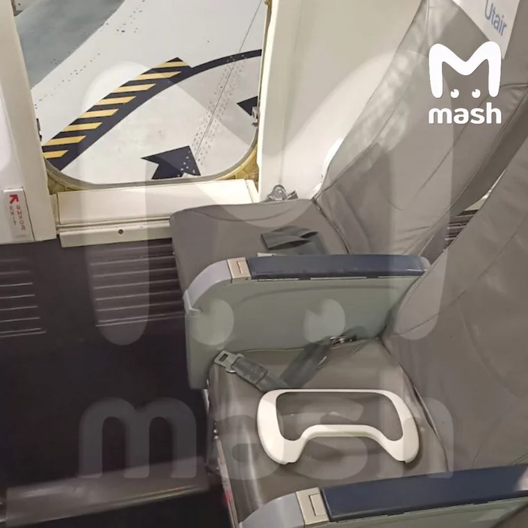 Mash: пьяный вахтовик открыл дверь самолета, летевшего из Сургута. Фото1