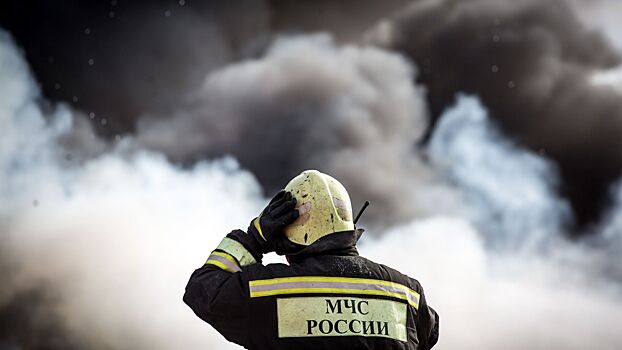 МЧС: на севере Москвы обрушилась кровля горящего здания