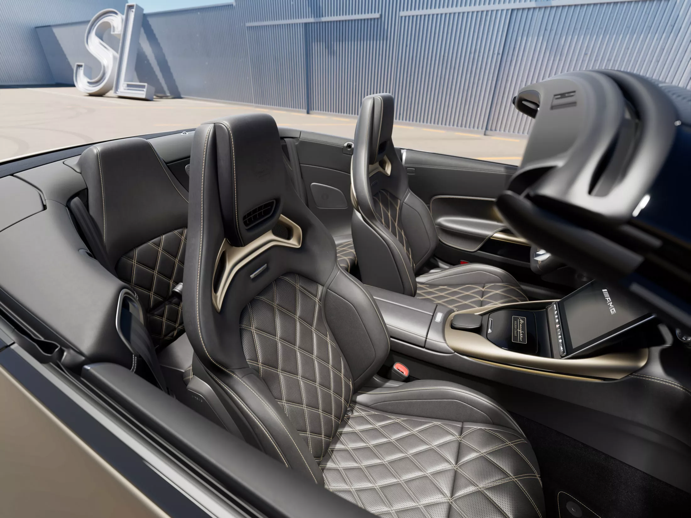 Mercedes-AMG представил лимитированный «золотой» родстер SL 634