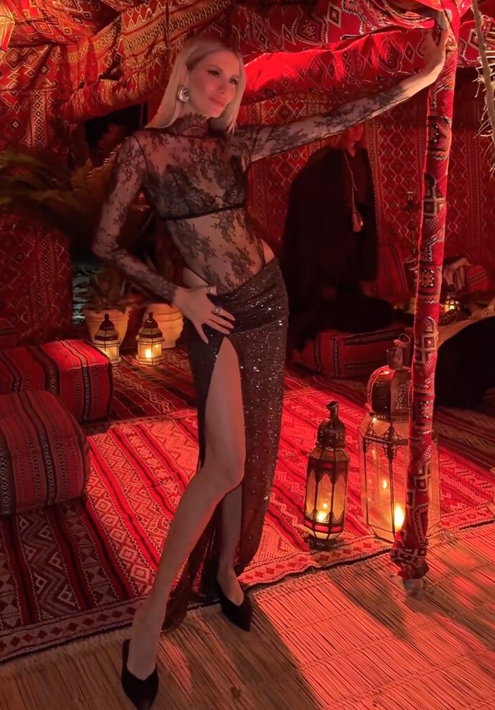 Модель Елена Перминова выложила видео в прозрачном платье1