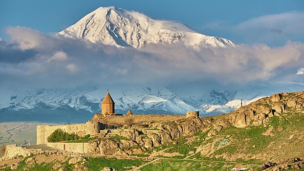 Монастырь в скале и царские бани: где отдохнуть в Армении?