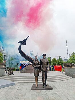 Монумент в честь 100-летия гражданской авиации открыли на Ходынском поле