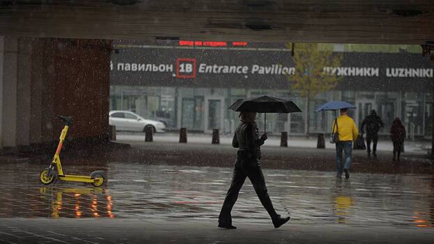 На Клязьминской улице в Москве из-за осадков автобус попал в скопление воды