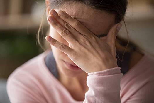 Неизлечимую болезнь у женщины приняли за мигрень
