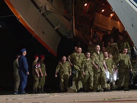 Освобожденных из плена российских военных доставили в Москву