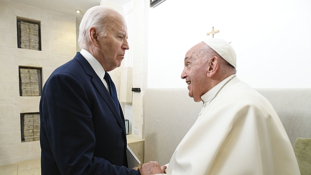 Папа Римский пообщался с Байденом на полях саммита G7