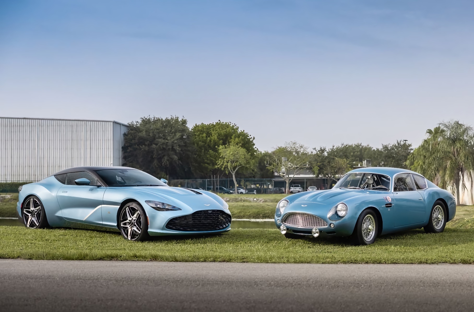 Пару коллекционных Aston Martin продают в полтора раза дешевле начальной цены1