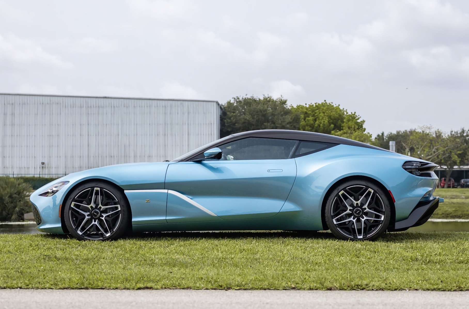 Пару коллекционных Aston Martin продают в полтора раза дешевле начальной цены3