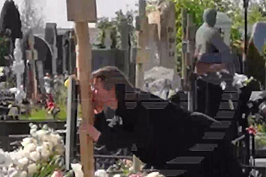 Петр Чернышов поцеловал крест у могилы Заворотнюк