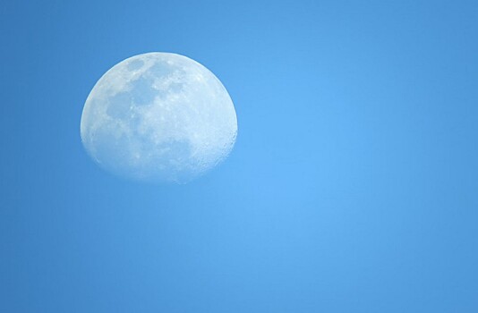 Почему Луну иногда видно в небе днем?