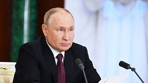 Путину подарили платок с олицетворением русской женщины