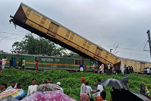 В Индии пассажирский поезд столкнулся с товарным