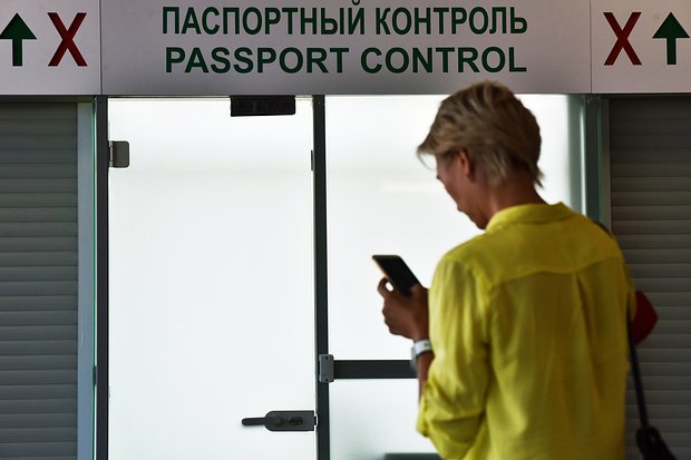 Россиянам массово срывают отдых за границей. Их не выпускают из страны из-за паспортов. Что с ними не так?3