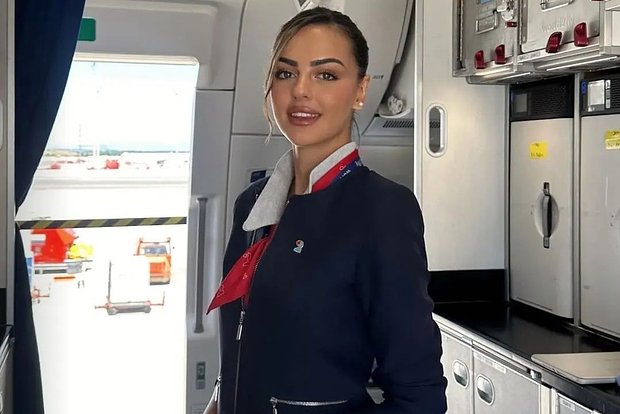 Стюардесса сделала фото в униформе в самолете и взбудоражила пользователей сети1