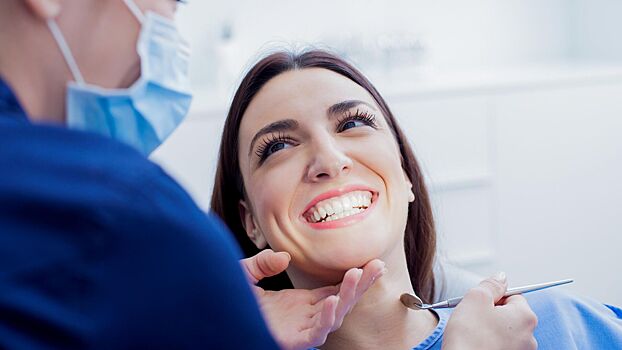 Стоматолог назвал причину белых и коричневых пятен на зубах