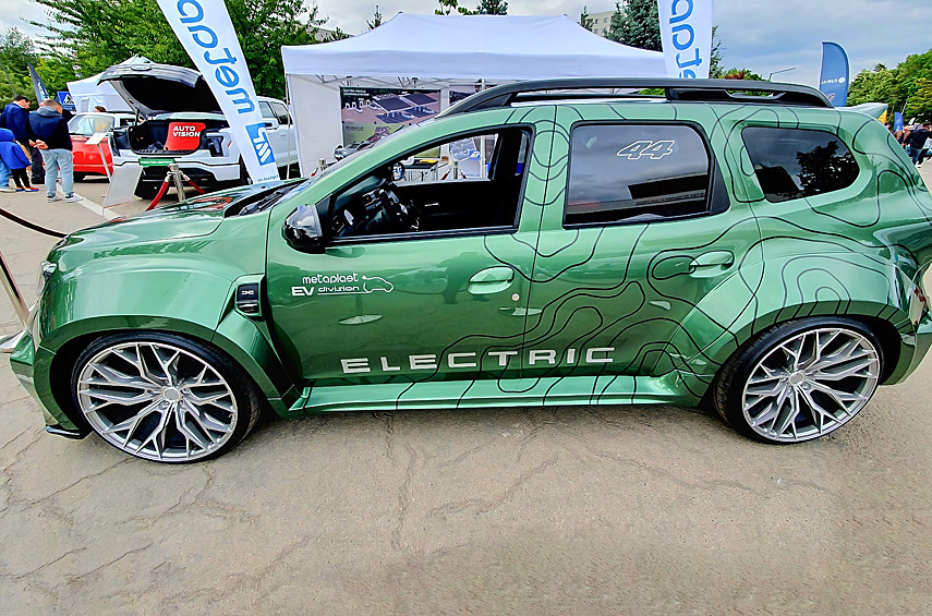 Dacia Duster Electric. Румынская компания Metaplast превратила бюджетный кроссовер в электромобиль. Проект потребовал больше двух лет работы и 150 тысяч евро. Его задумывали как тестовый прототип для продукции Metaplast: фирма производит пластиковые компоненты для автопрома и зарядные устройства для электрокаров.