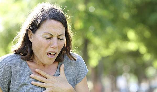 Терапевт назвала предвестники инфаркта из-за переутомления на даче