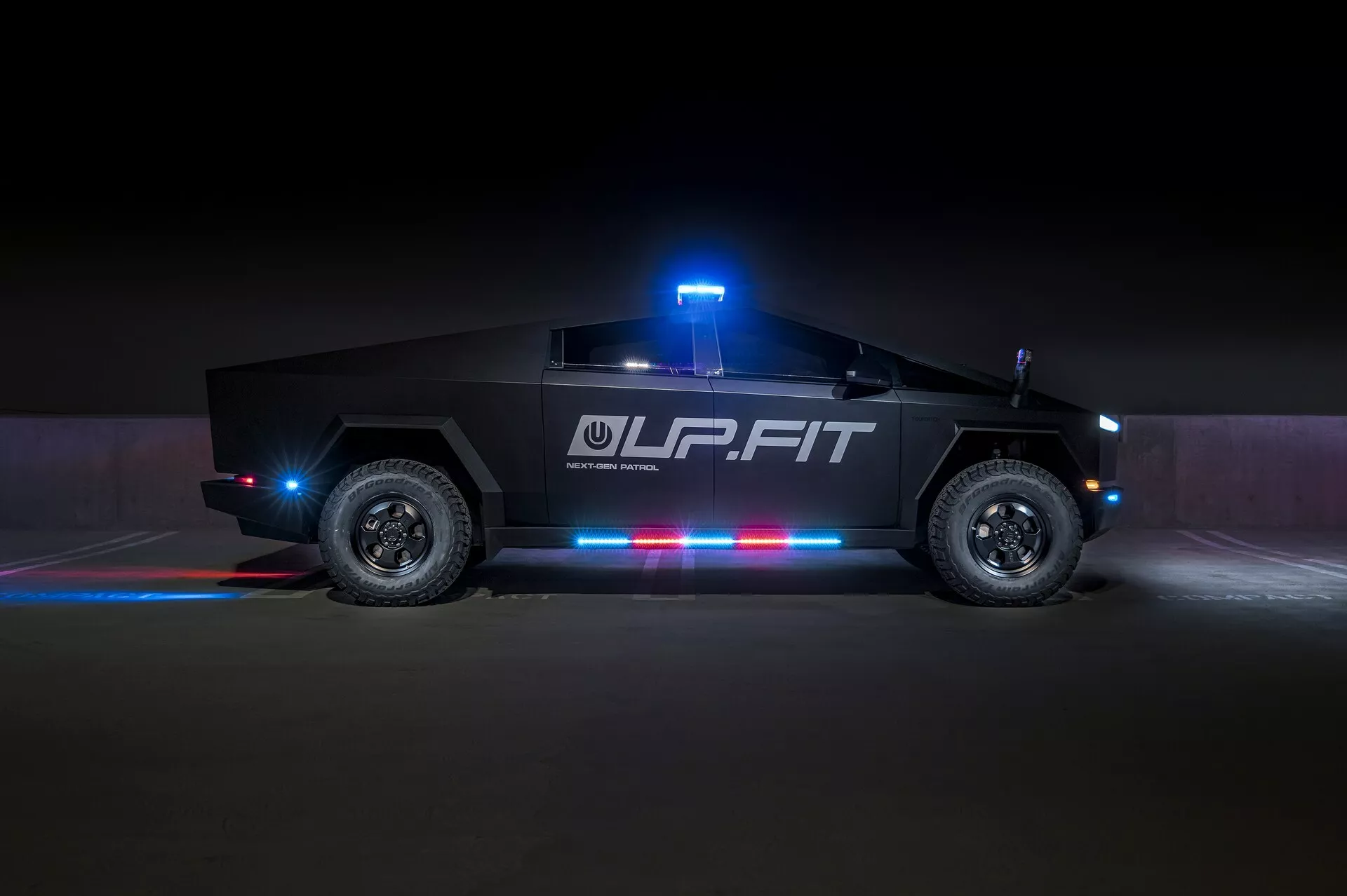 Tesla Cybertruck превратили в полицейский электромобиль1