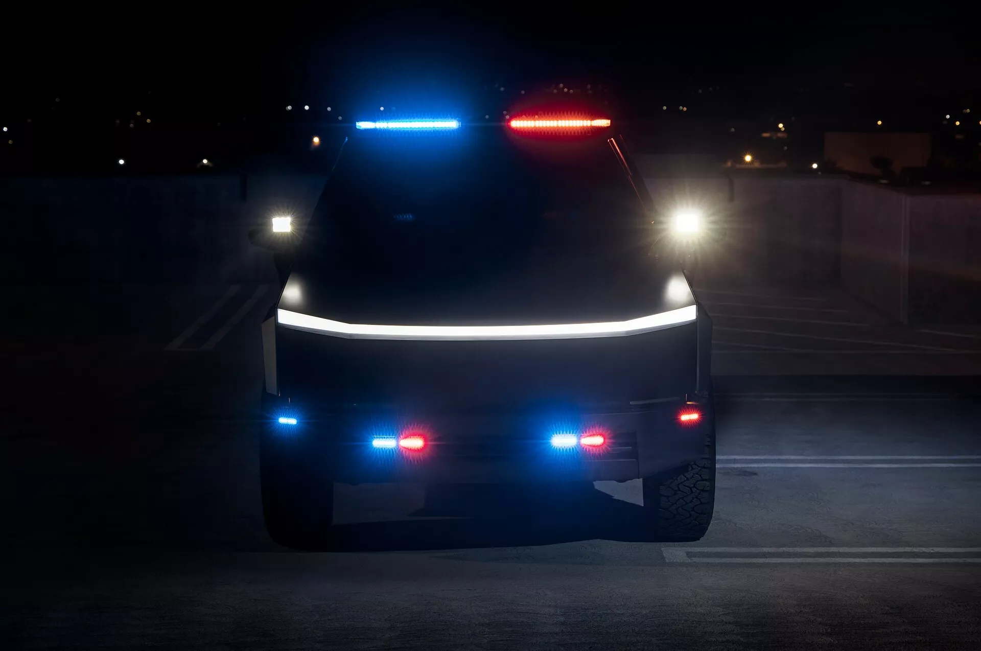 Tesla Cybertruck превратили в полицейский электромобиль2