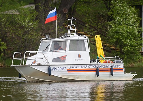 Трое мужчин перевернулись на катере посреди ночи