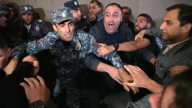 17 полицейских получили травмы во время столкновений в Армении