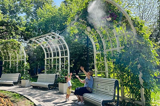 В 26 московских парках появились охлаждающие арки