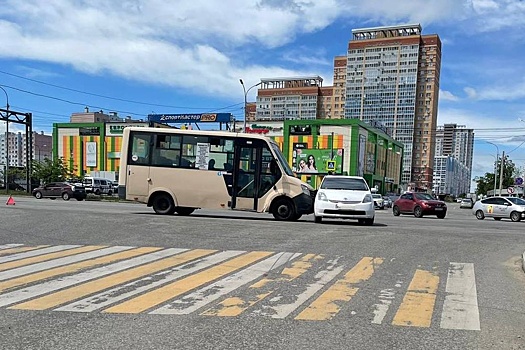В Хабаровске в результате ДТП с автобусом пострадали женщина и двое подростков