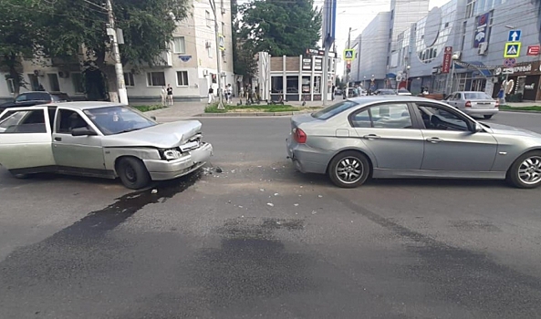 В Волгограде ищут скрывшегося с места аварии водителя ВАЗа