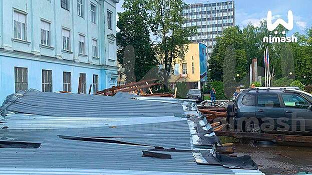 В Нижнем Новгороде ураганом снесло крышу здания