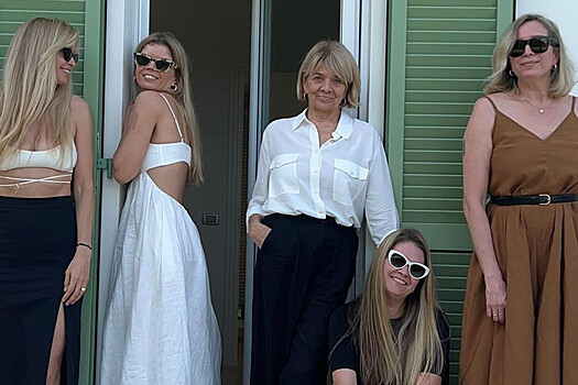 Вера Брежнева поделилась фото с матерью и тремя сестрами
