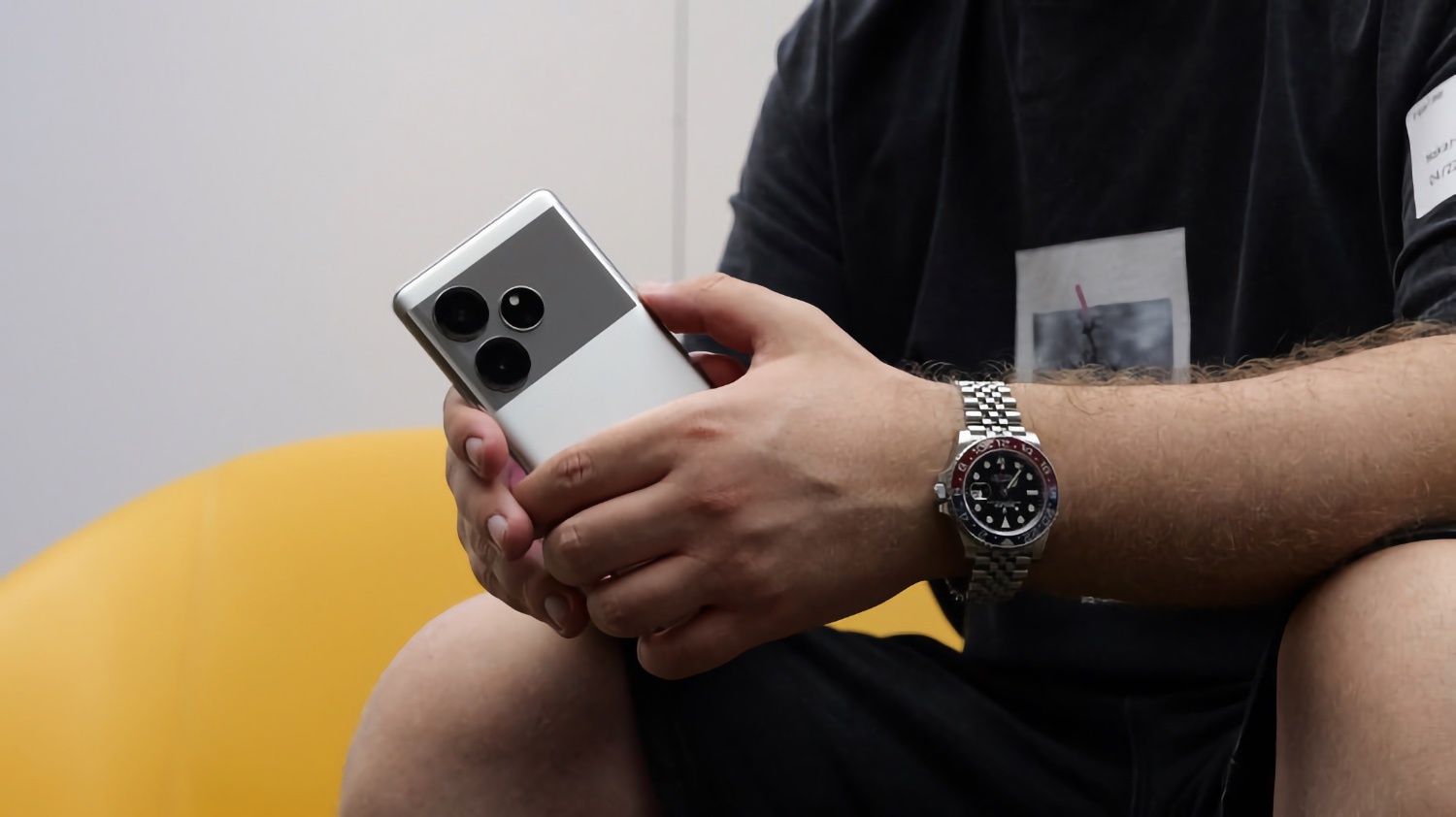 В сети появились первые живые фото неанонсированного Realme GT61