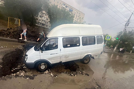 В Волгограде маршрутка попала в дорожный провал