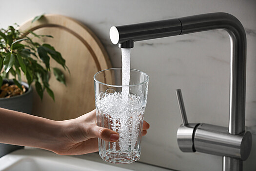 Как правильно пить воду в жару, чтобы избежать отеков