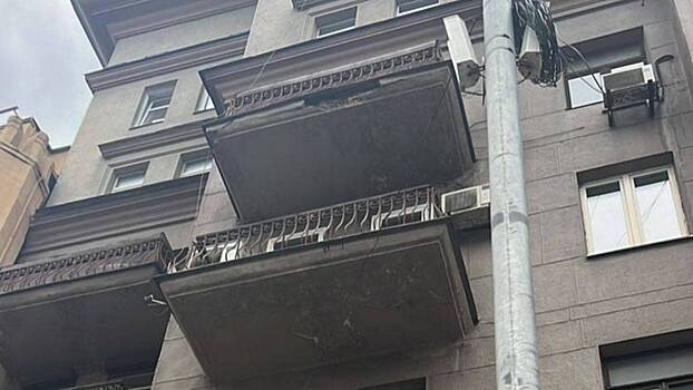 Женщина пострадала от обрушения облицовки балкона в Москве