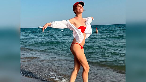 Звезда «Деффчонок» снялась в красном бикини в Турции