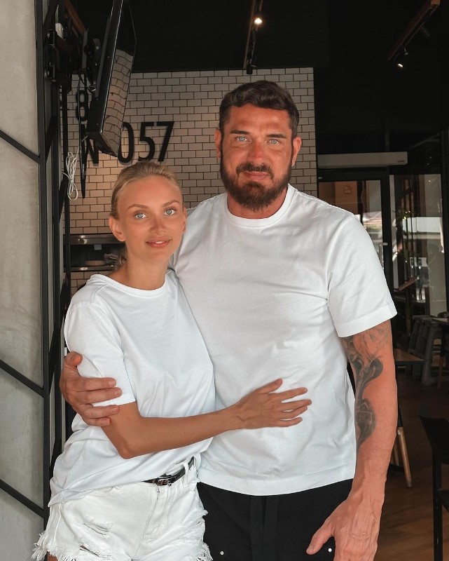 Курбан Омаров с женой Валерией. Фото: соцсети/@zimamoscow