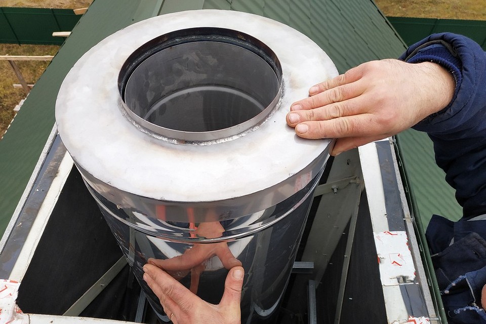 Чем обматывают трубу дымохода в бане: материалы для утепления и защиты6