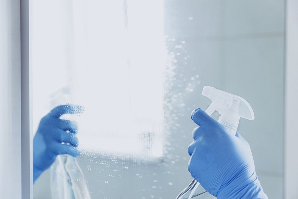 Как помыть зеркало без разводов: средства и методы для чистки в домашних условиях1