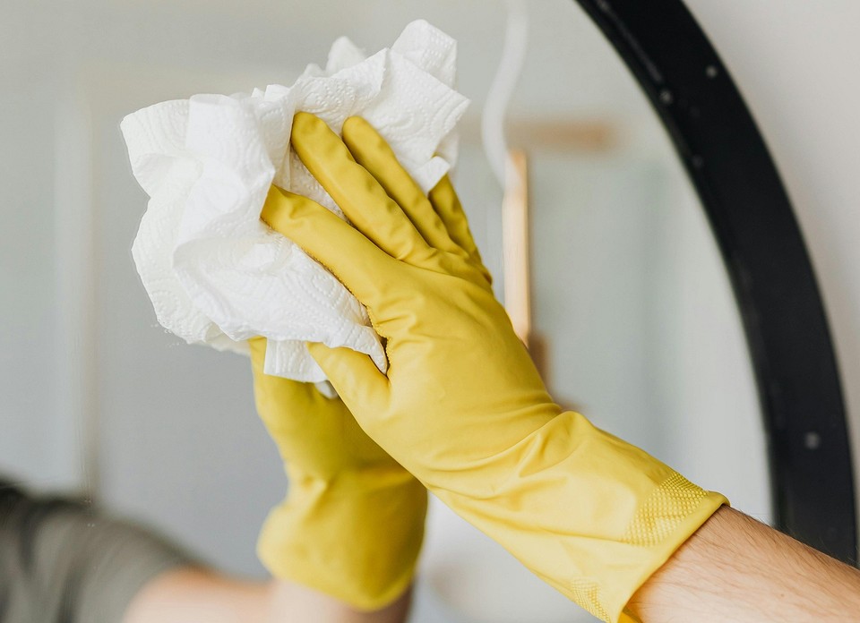 Как помыть зеркало без разводов: средства и методы для чистки в домашних условиях3